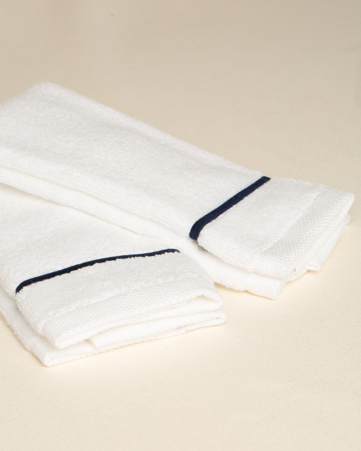 Toalha de Lavabo Puglia com Bordado na cor Azul Marinho