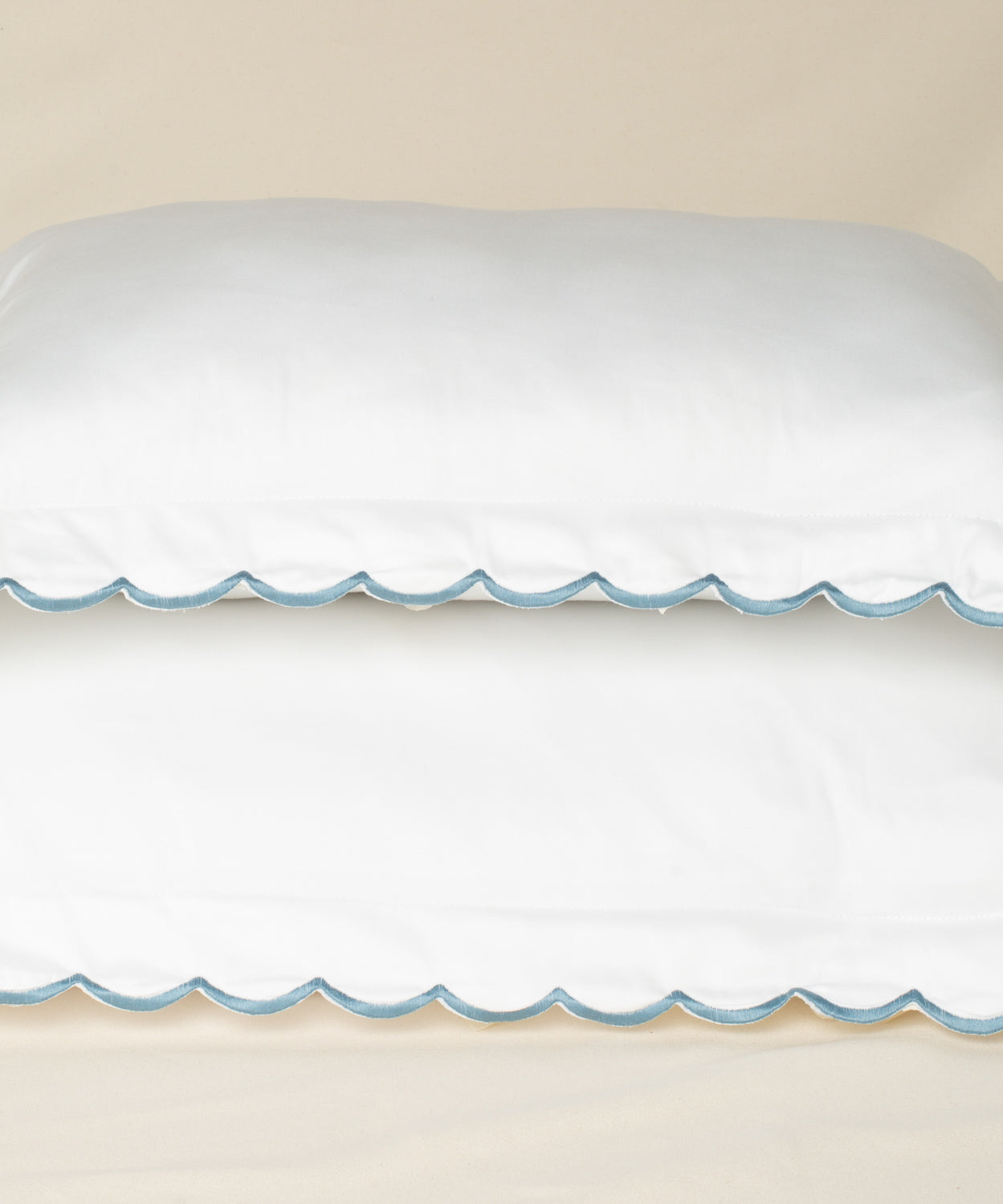 Fronha Salina 300 fios com Bordado na cor Azul Mar