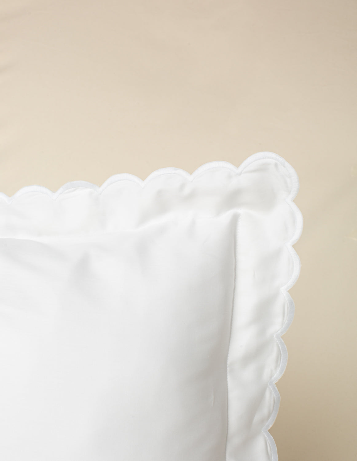 Superfronha Salina 300 fios com Bordado na cor Branca - 50 x 90 cm