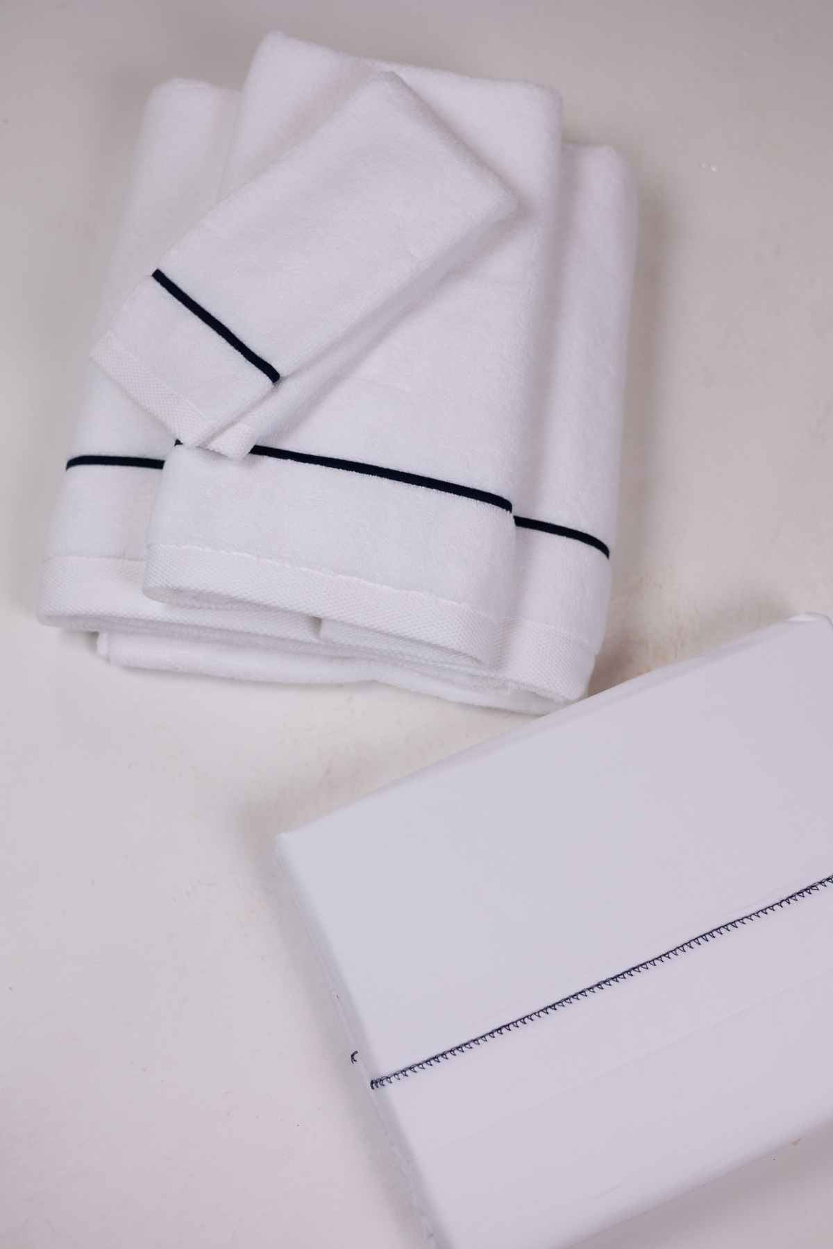 Toalha de Banho Puglia com Bordado na cor Azul Marinho - Oversized