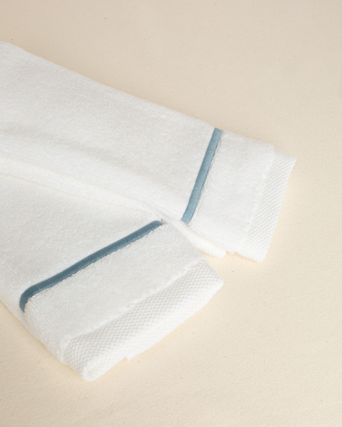 KIT - 2 Toalhas de Lavabo Puglia com bordado na cor Azul Mar