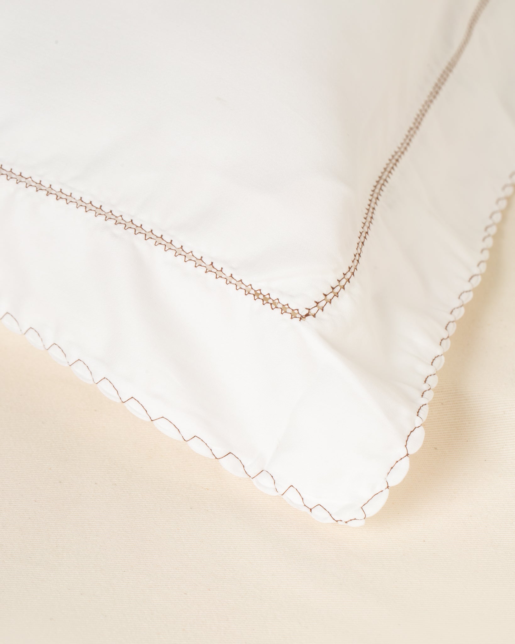 Jogo de Lençol Alassio 300 fios com Bordado na cor Café - Queen