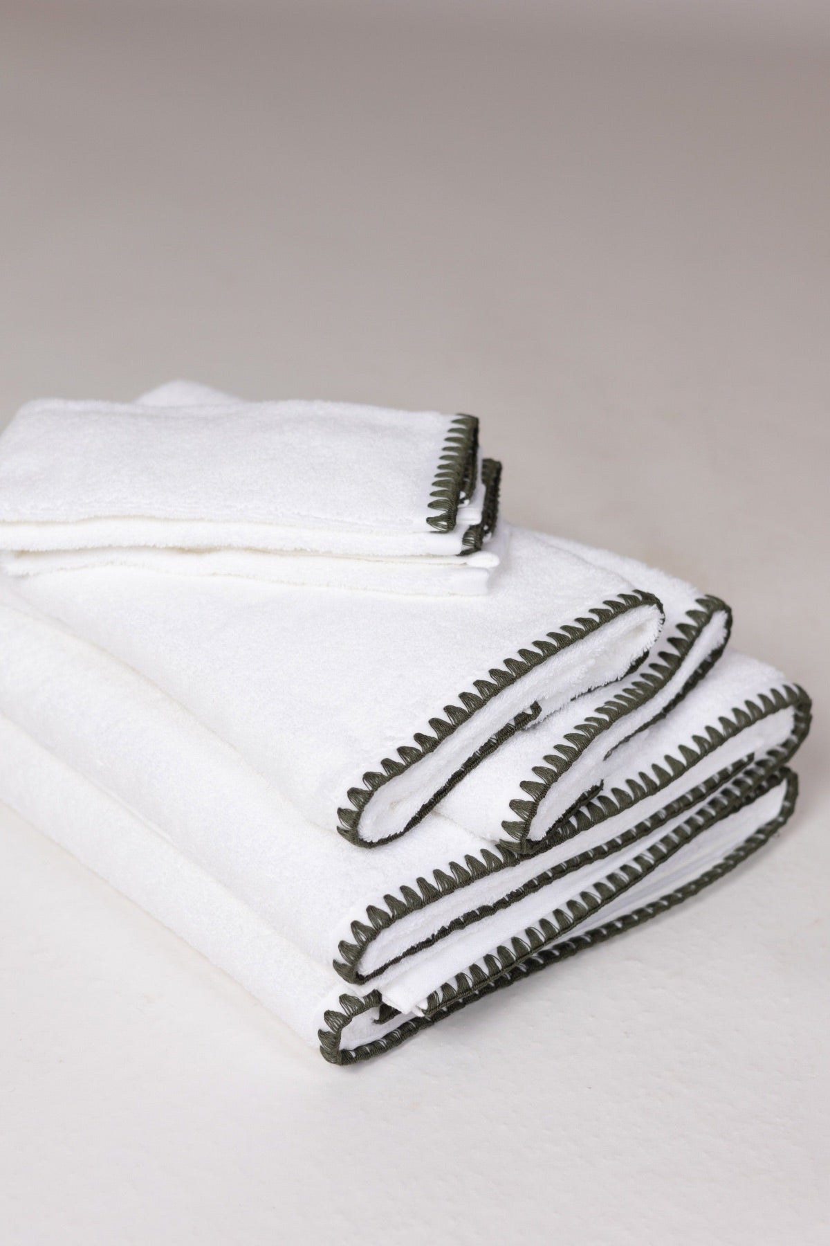 Toalha de Banho Sardenha com Bordado na cor Verde Oliva - Oversized