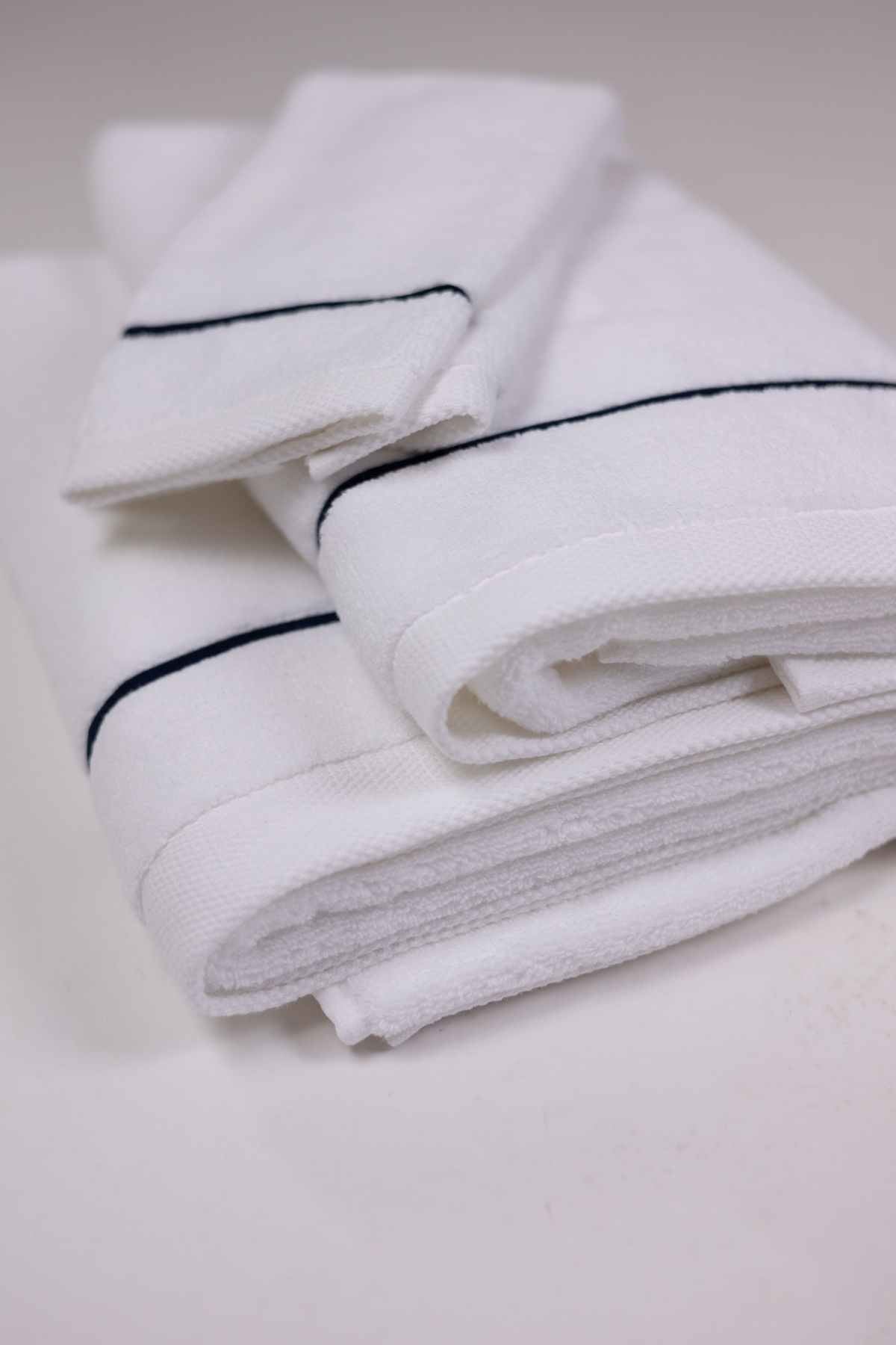 Toalha de Banho Puglia com Bordado na cor Azul Marinho - Oversized