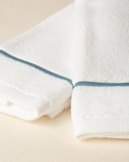 Toalha de Lavabo Puglia com Bordado na cor Azul Mar