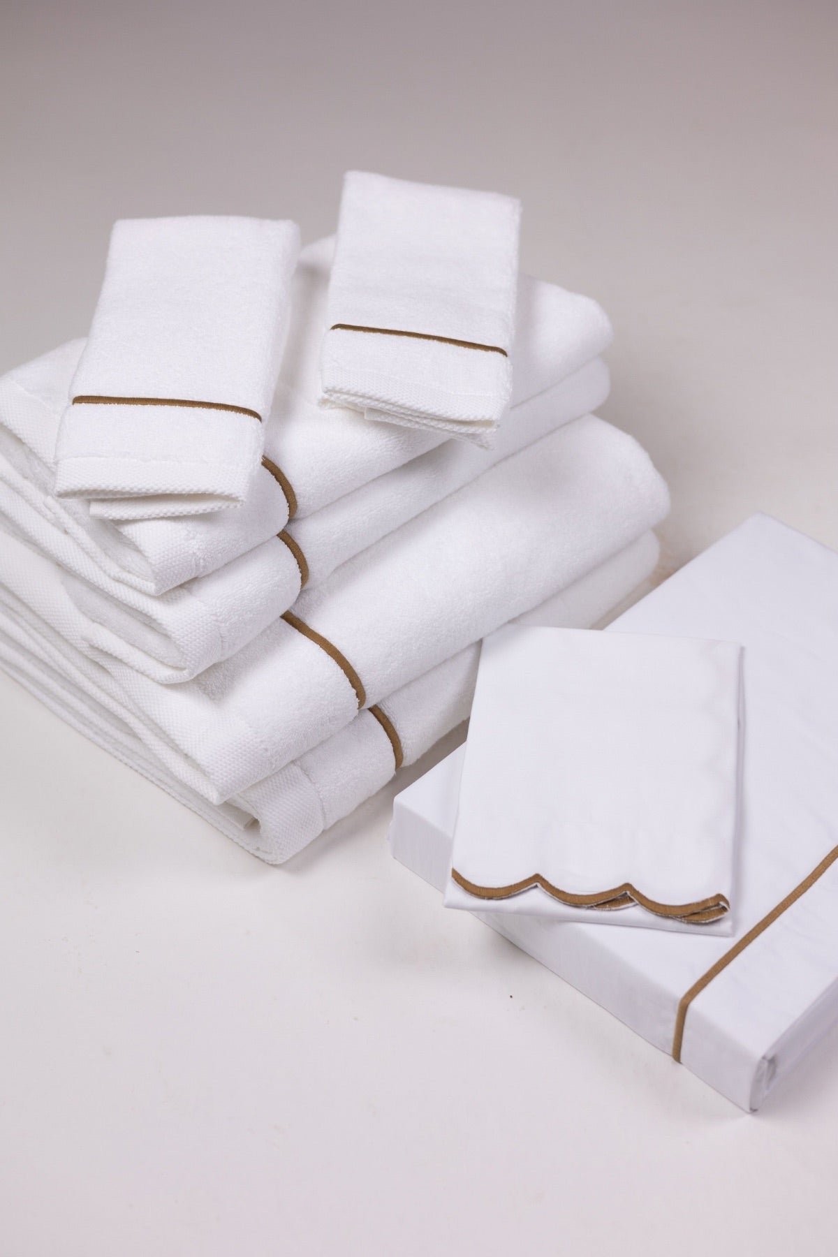 Toalha de Banho Puglia com Bordado na cor Duna - Oversized