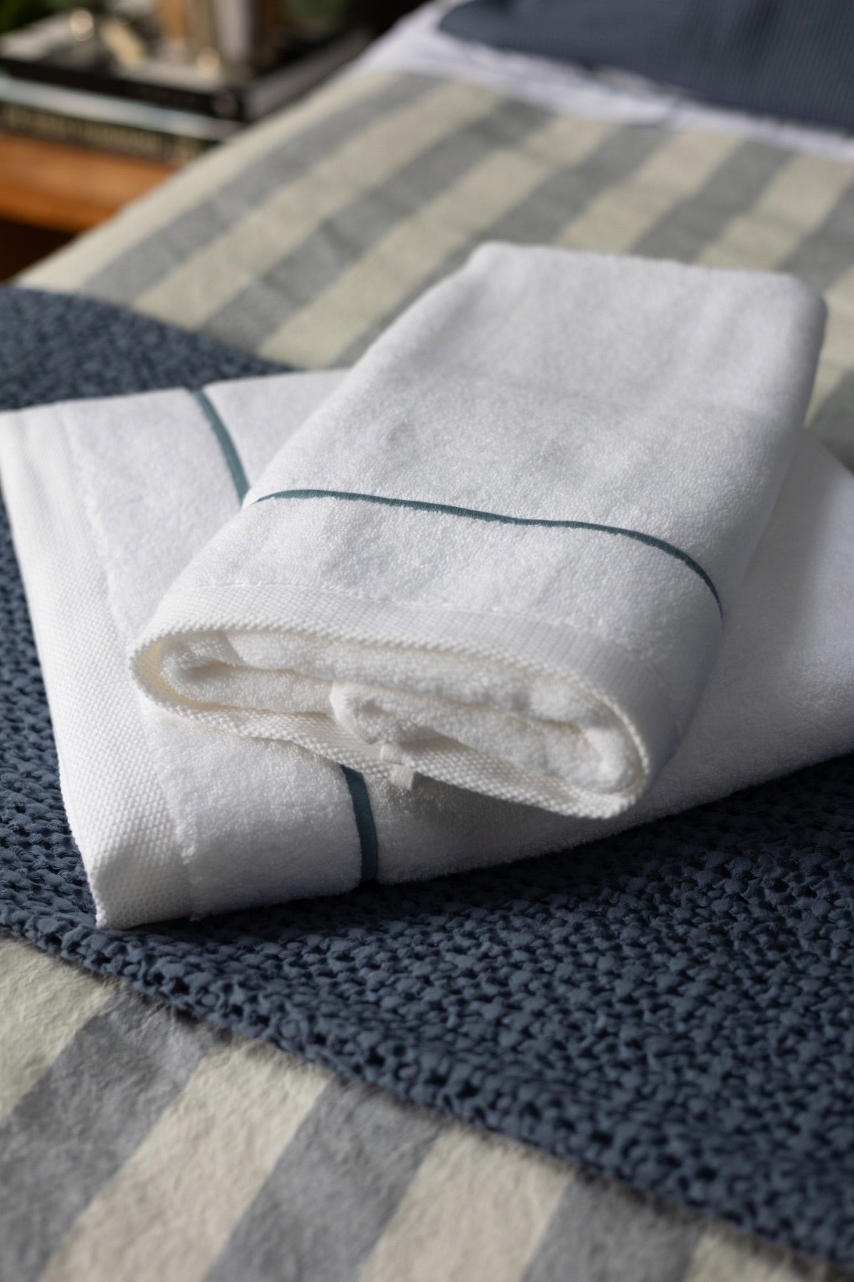 Toalha de Banho Puglia com Bordado na cor Azul Mar - Oversized