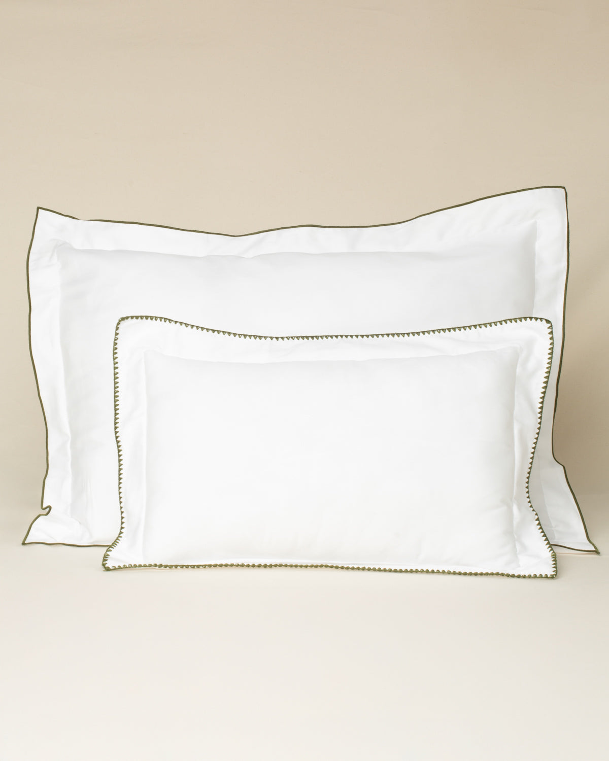 Fronha Overlock 300 fios com Bordado na cor Verde Oliva