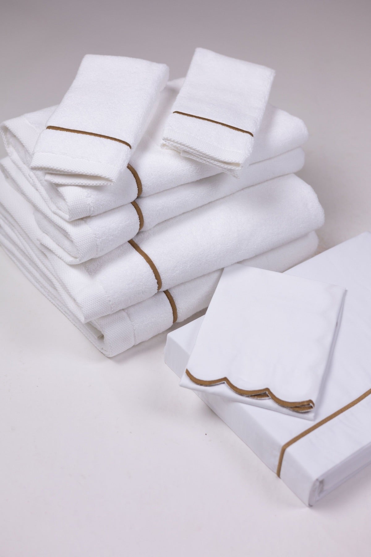 Toalha de Banho Puglia com Bordado na cor Duna - Oversized