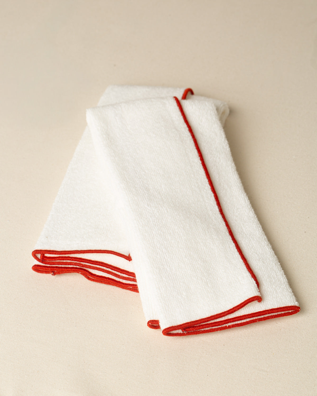 Toalha de Lavabo Alicudi Off White com bordado na cor Tijolo