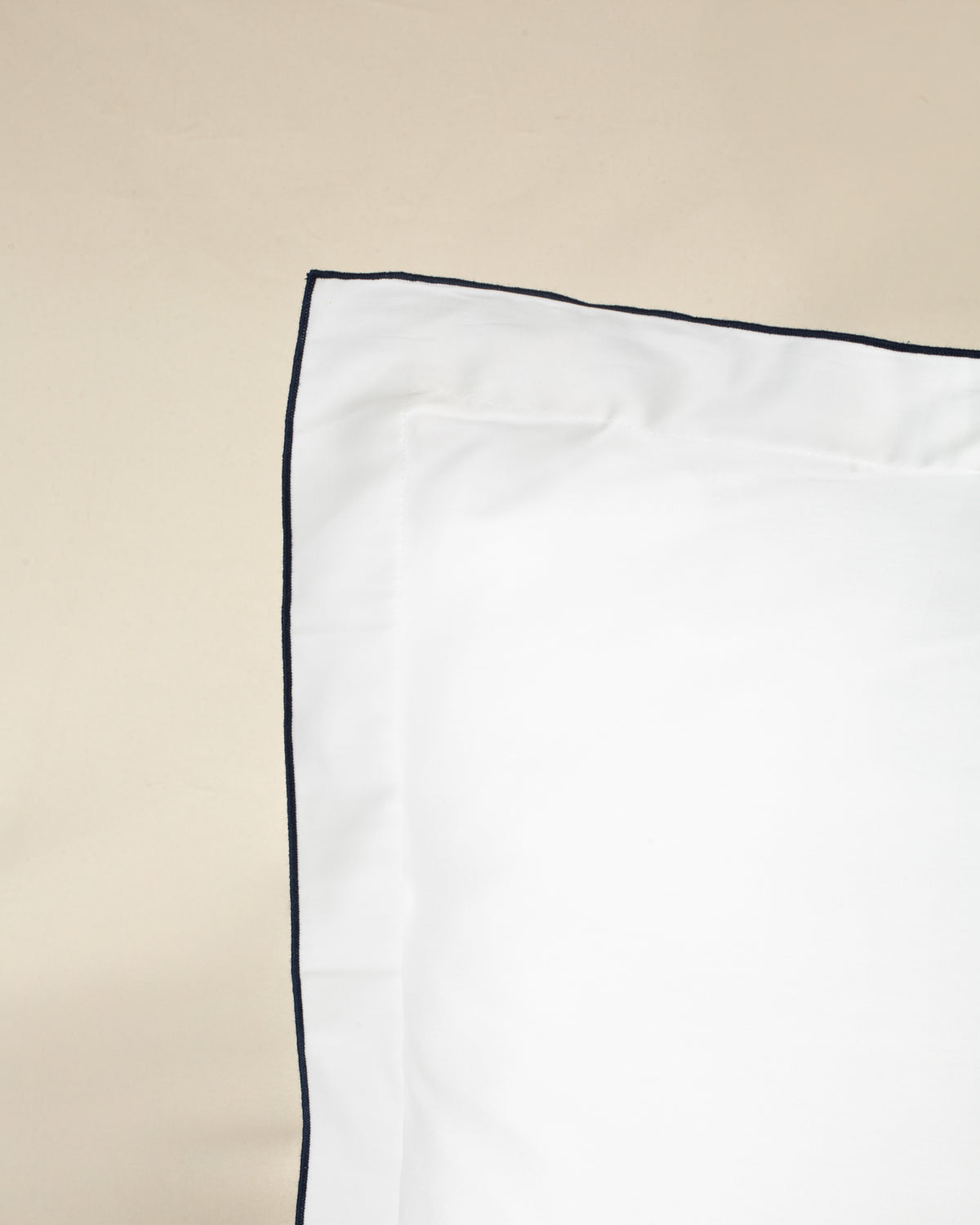 Fronha Overlock 300 fios com Bordado na cor Azul Marinho