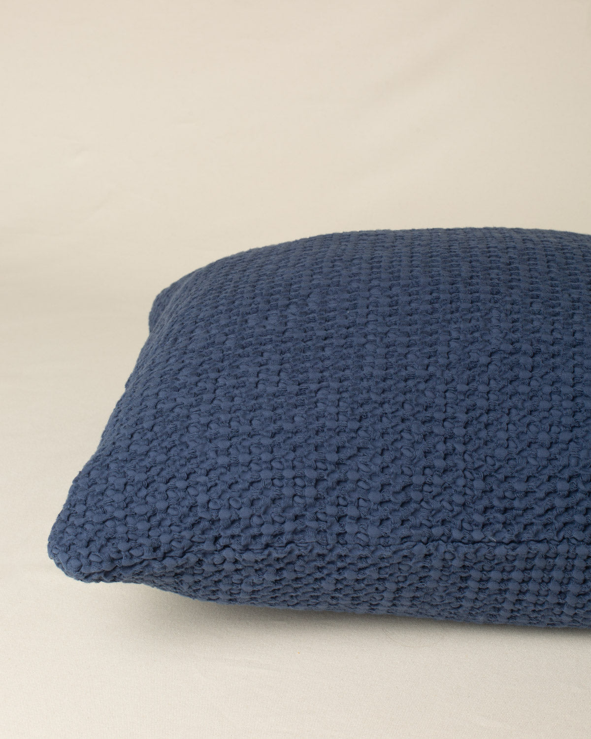 Capa de almofada Favo 50x50 na cor Azul Marinho