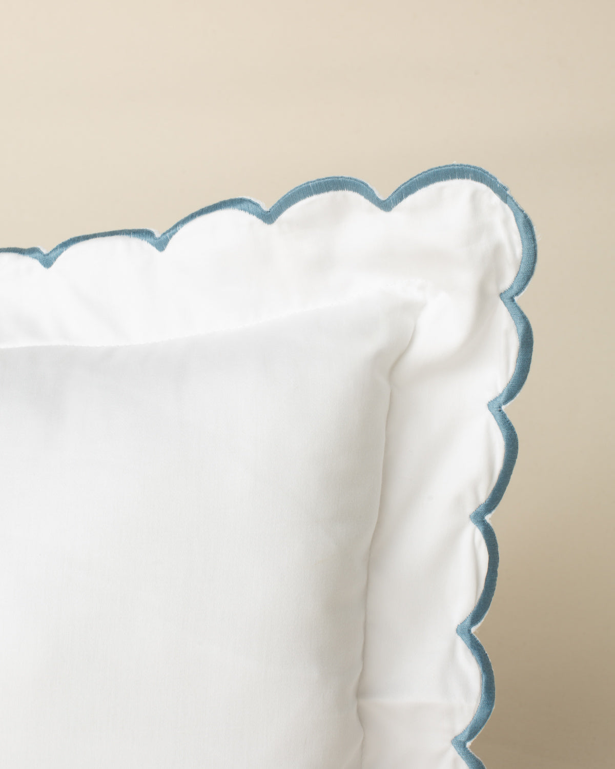 Fronha Salina 300 fios com Bordado na cor Azul Mar