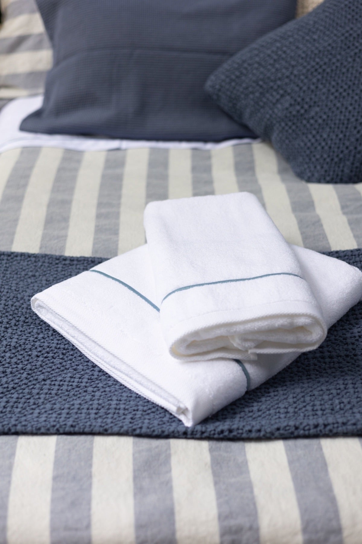 Toalha de Banho Puglia com Bordado na cor Azul Mar - Oversized