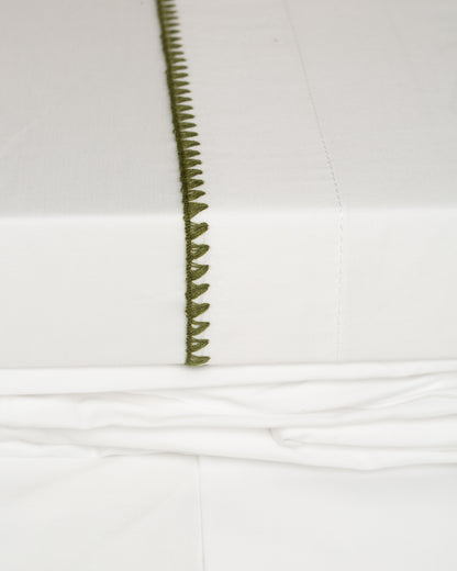 Jogo de Lençol Sardenha 300 fios com Bordado na cor Verde Oliva - Queen