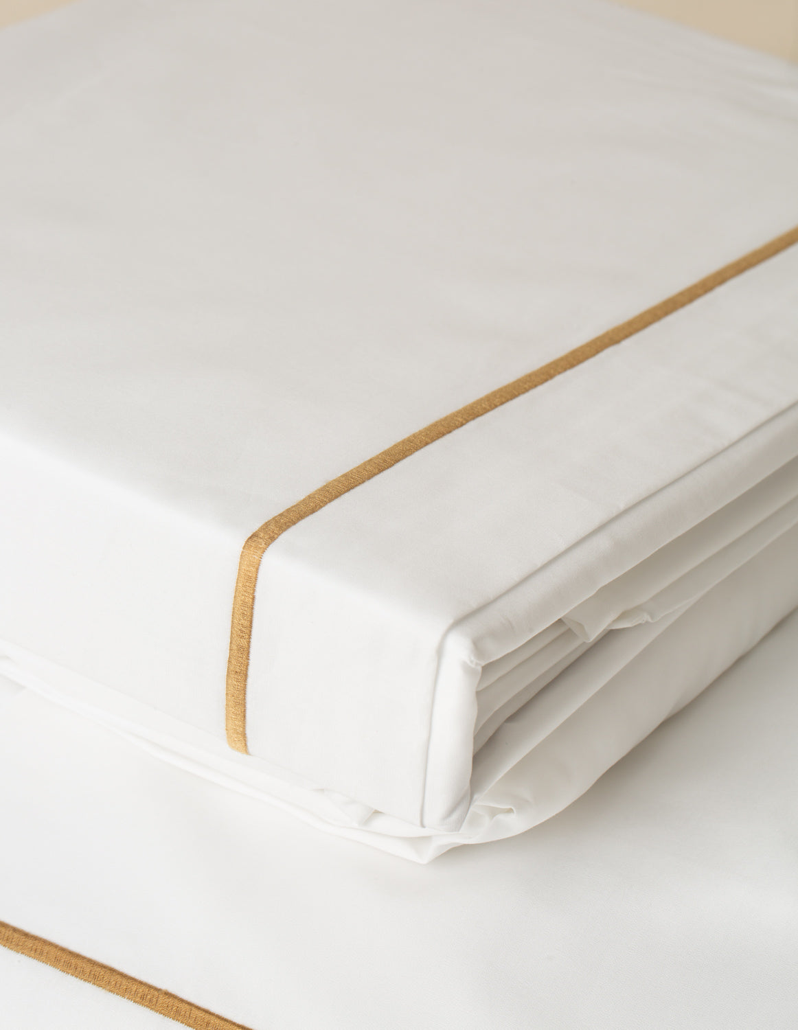 Jogo de Lençol Puglia 400 fios com Bordado na cor Duna - Queen