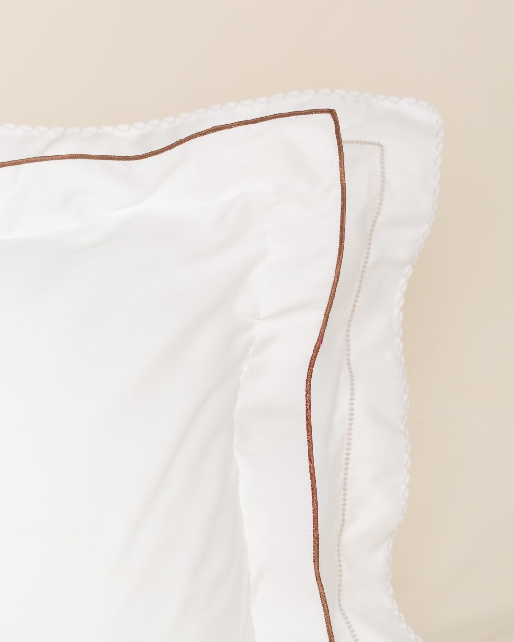 Fronha Overlock 300 fios com Bordado na cor Café