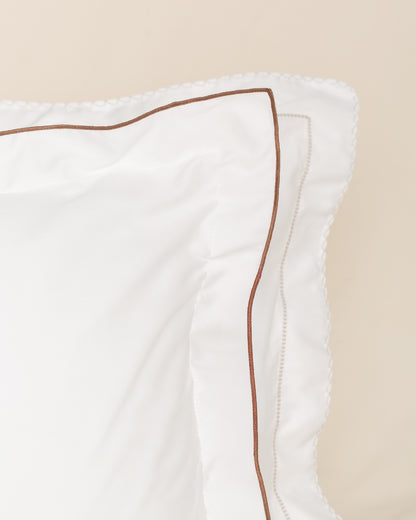 Fronha Overlock 300 fios com Bordado na cor Café
