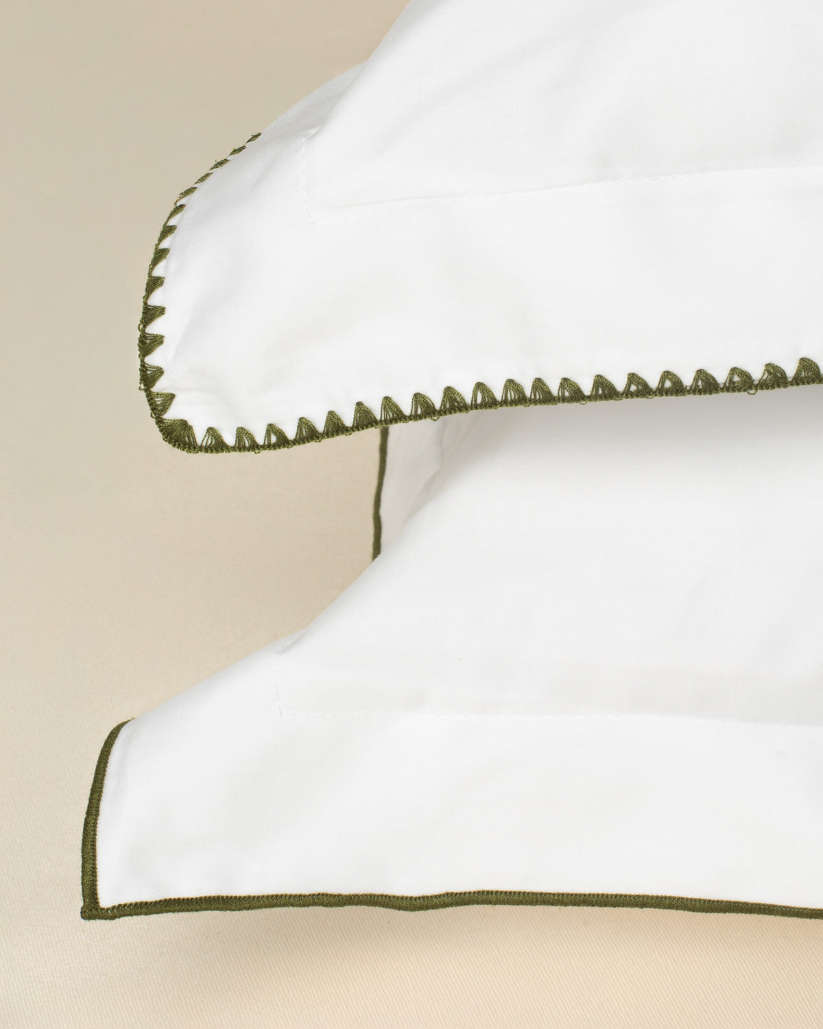 Fronha Overlock 300 fios com Bordado na cor Verde Oliva