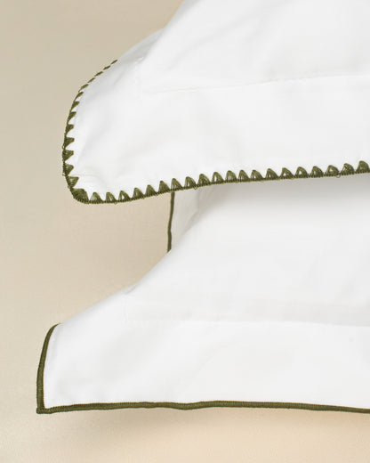 Fronha Overlock 300 fios com Bordado na cor Verde Oliva