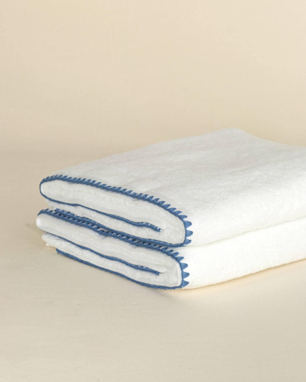 Toalha de Banho Sardenha com Bordado na cor Azul Jeans - Oversized