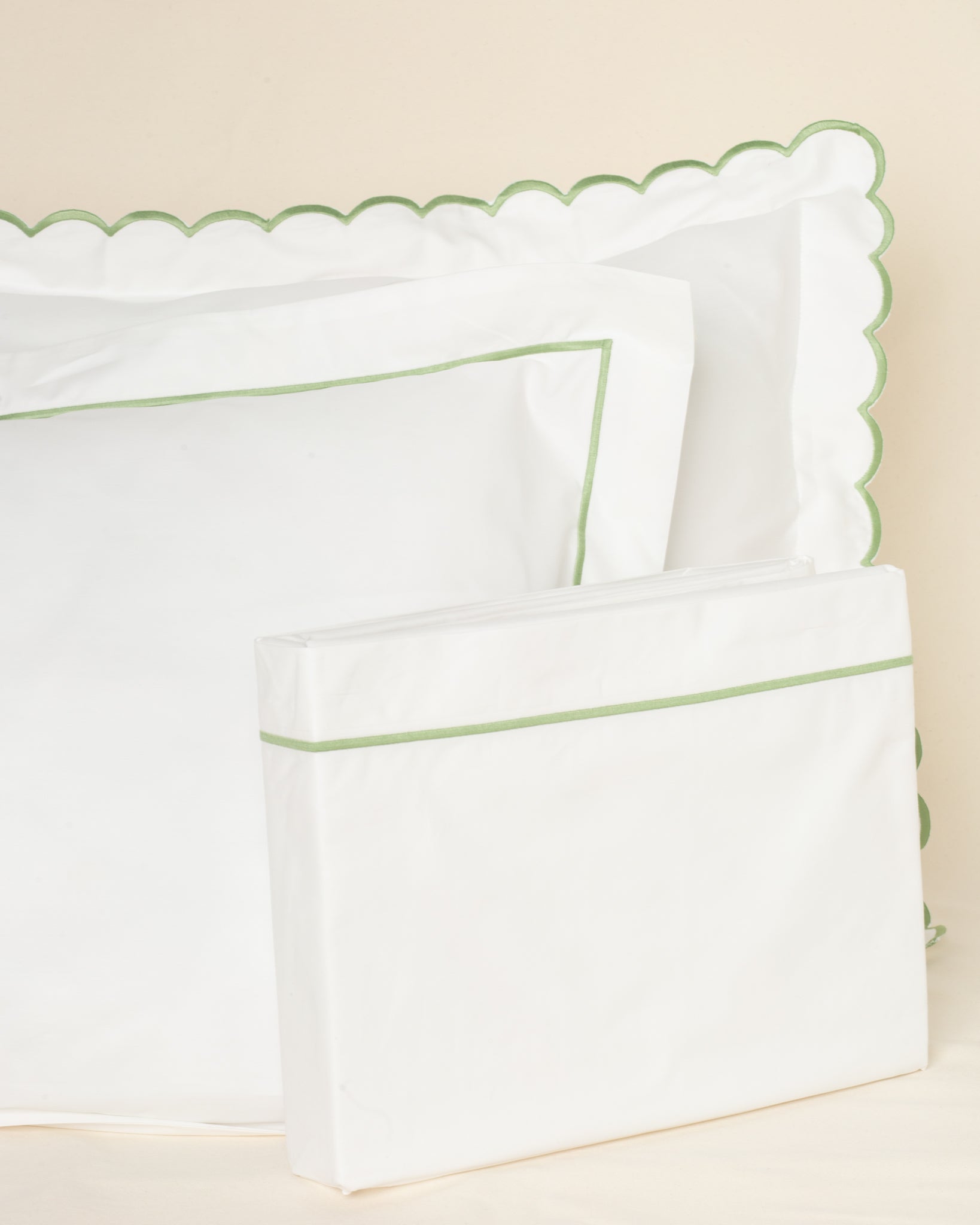 Jogo de Lençol Puglia 400 fios com Bordado na cor Verde Campo - King