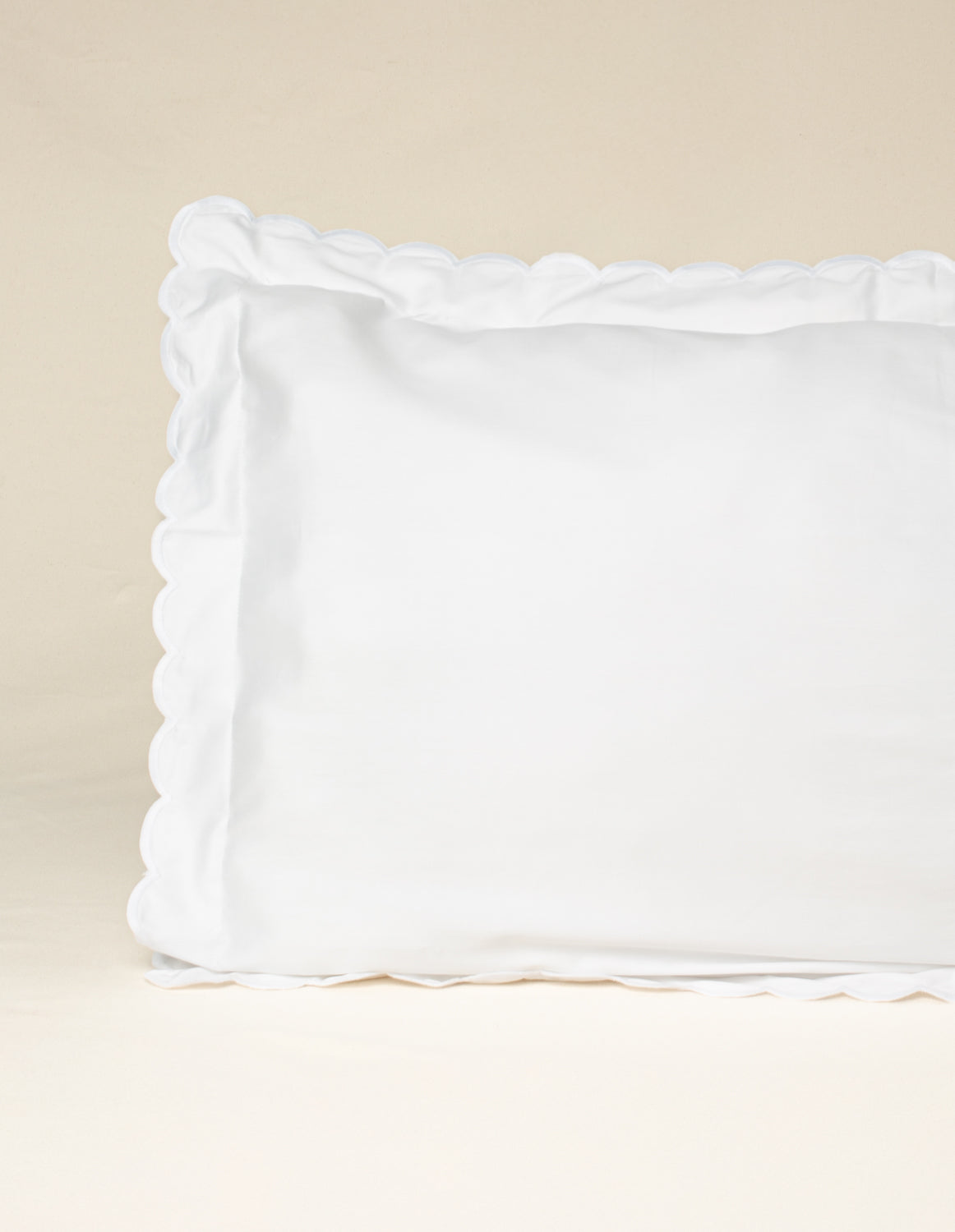 Fronha Salina 300 fios com Bordado na cor Branca