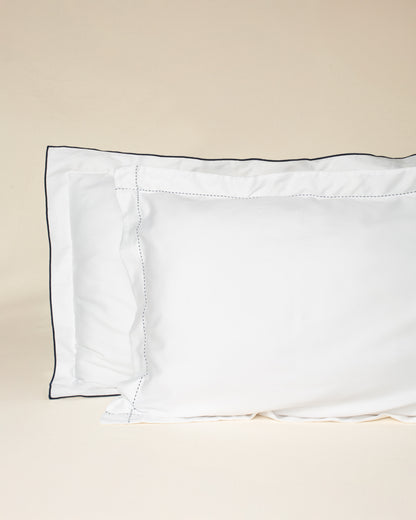 Fronha Overlock 300 fios com Bordado na cor Azul Marinho