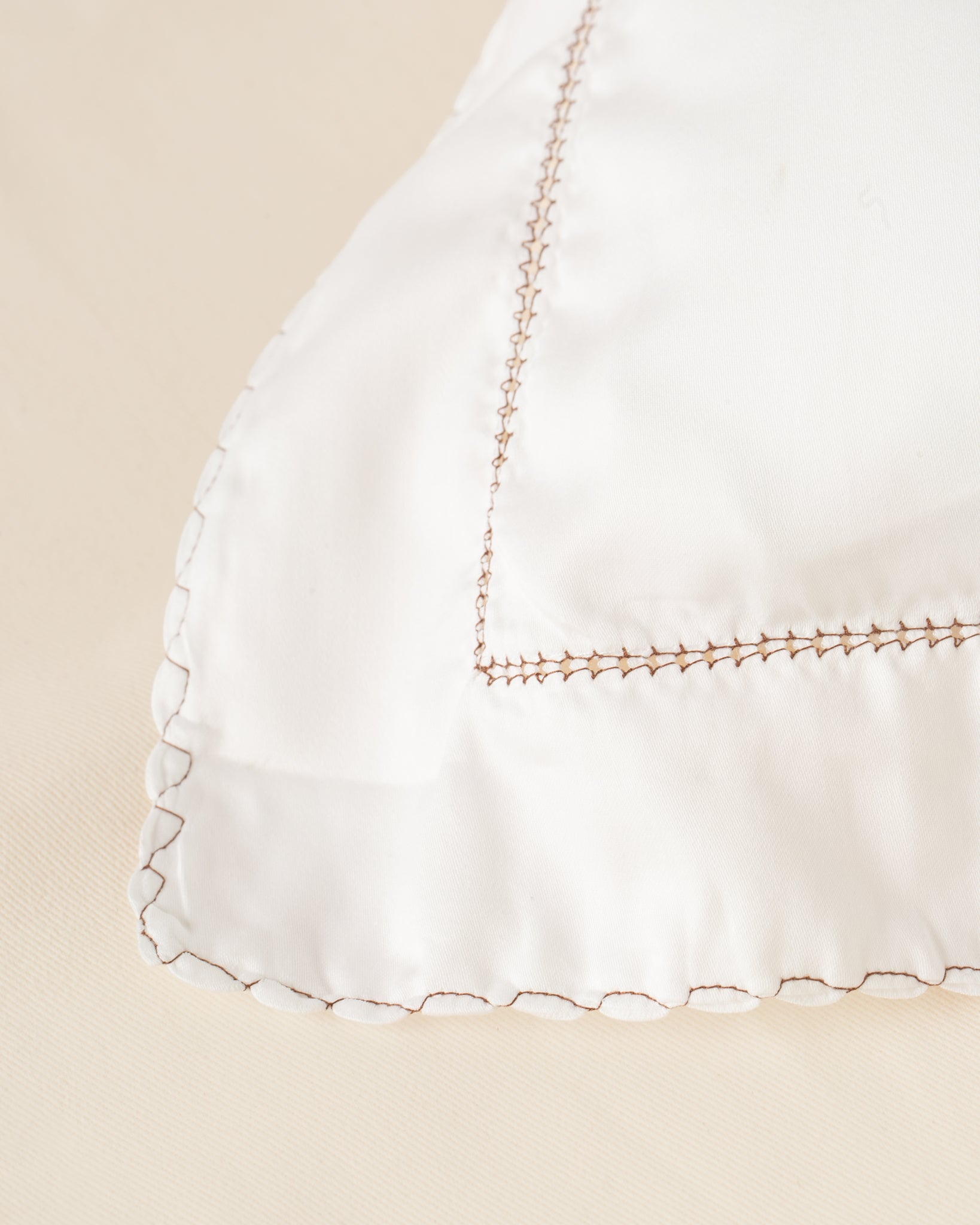 Jogo de Lençol Alassio 300 fios com Bordado na cor Café - Queen