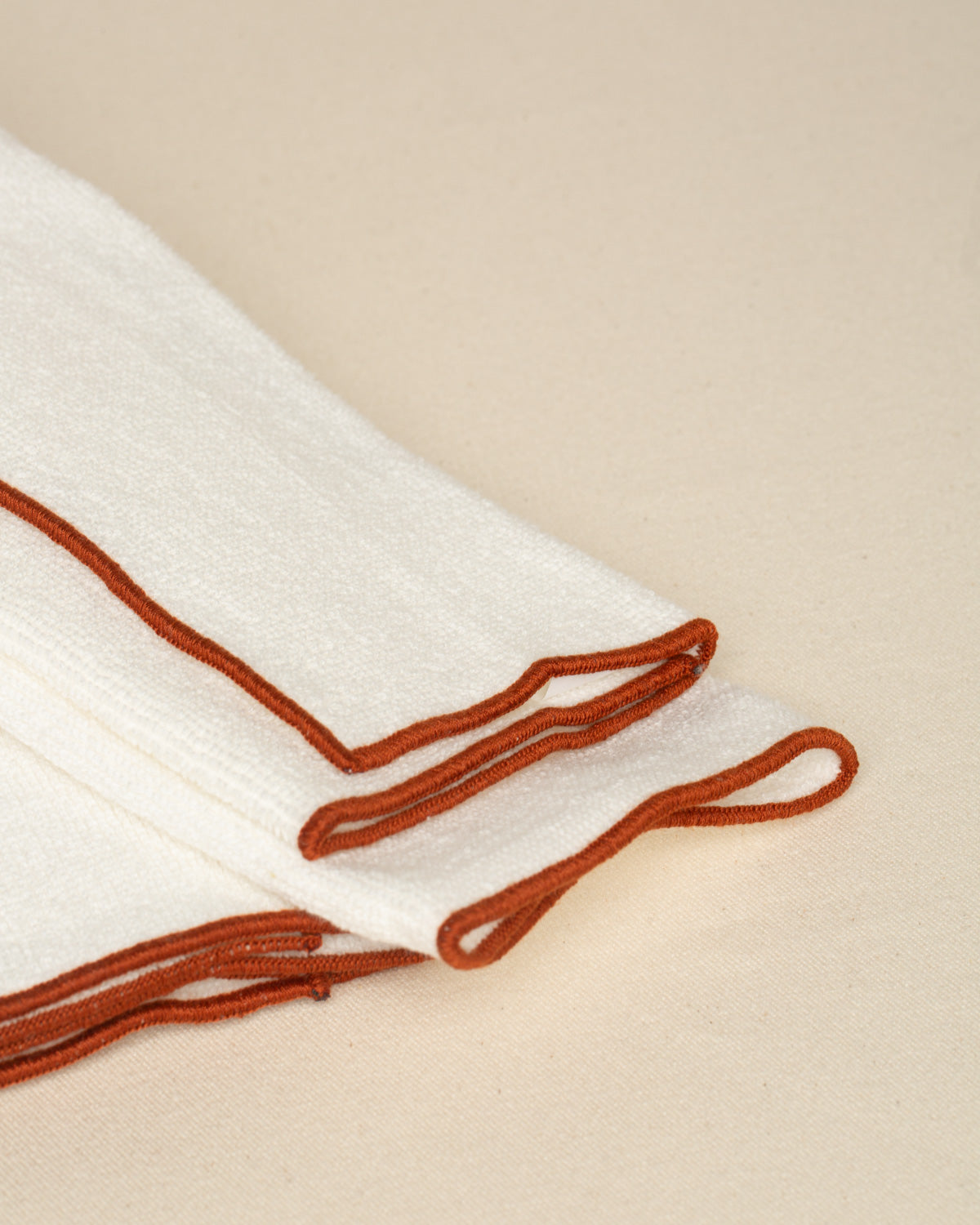 Toalha de Lavabo Alicudi com Bordado na cor Terracota