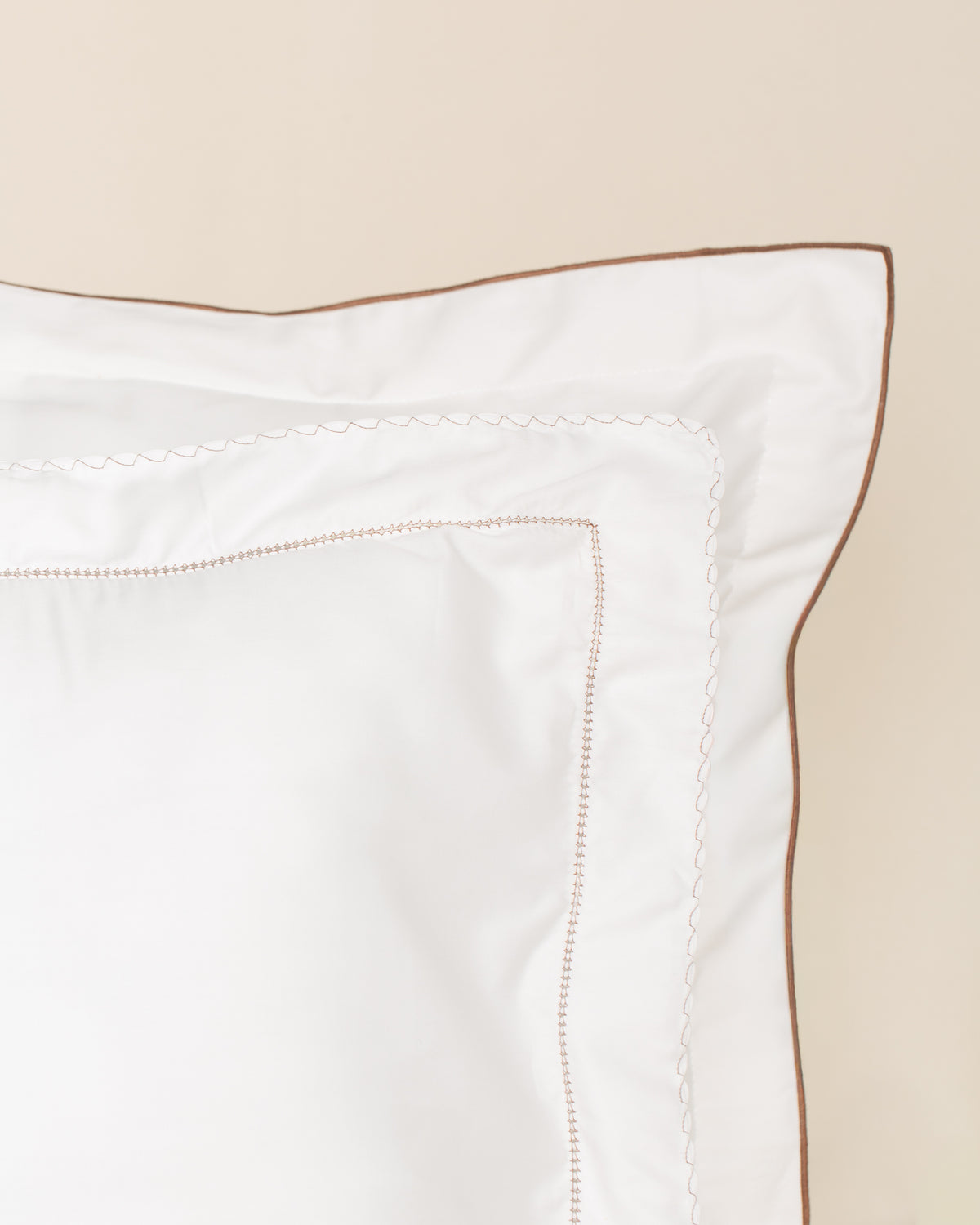 KIT CAMA E BANHO + FRONHAS EXTRAS - Alassio com Bordado Café - King