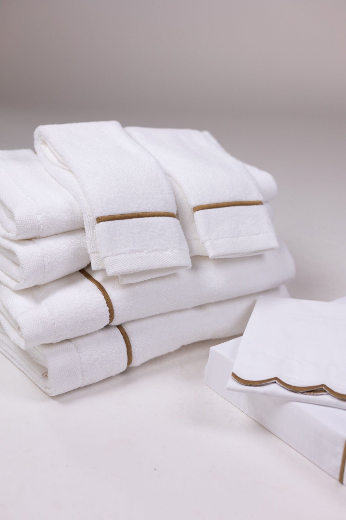 Toalha de Banho Puglia com Bordado na cor Duna - Oversized