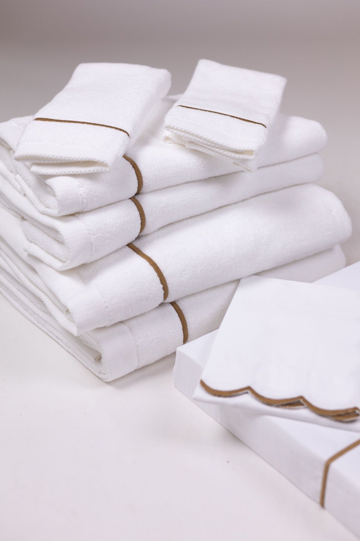 Toalha de Banho Puglia com Bordado na cor Duna - Oversized