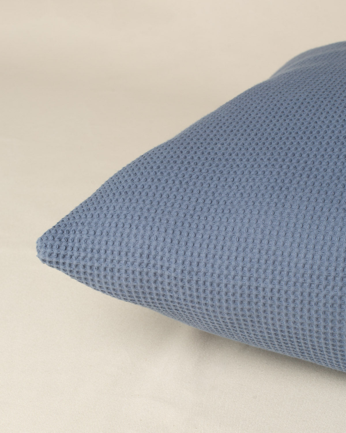 Capa de almofada Favo Mini 50x70 na cor Stonewashed Blue