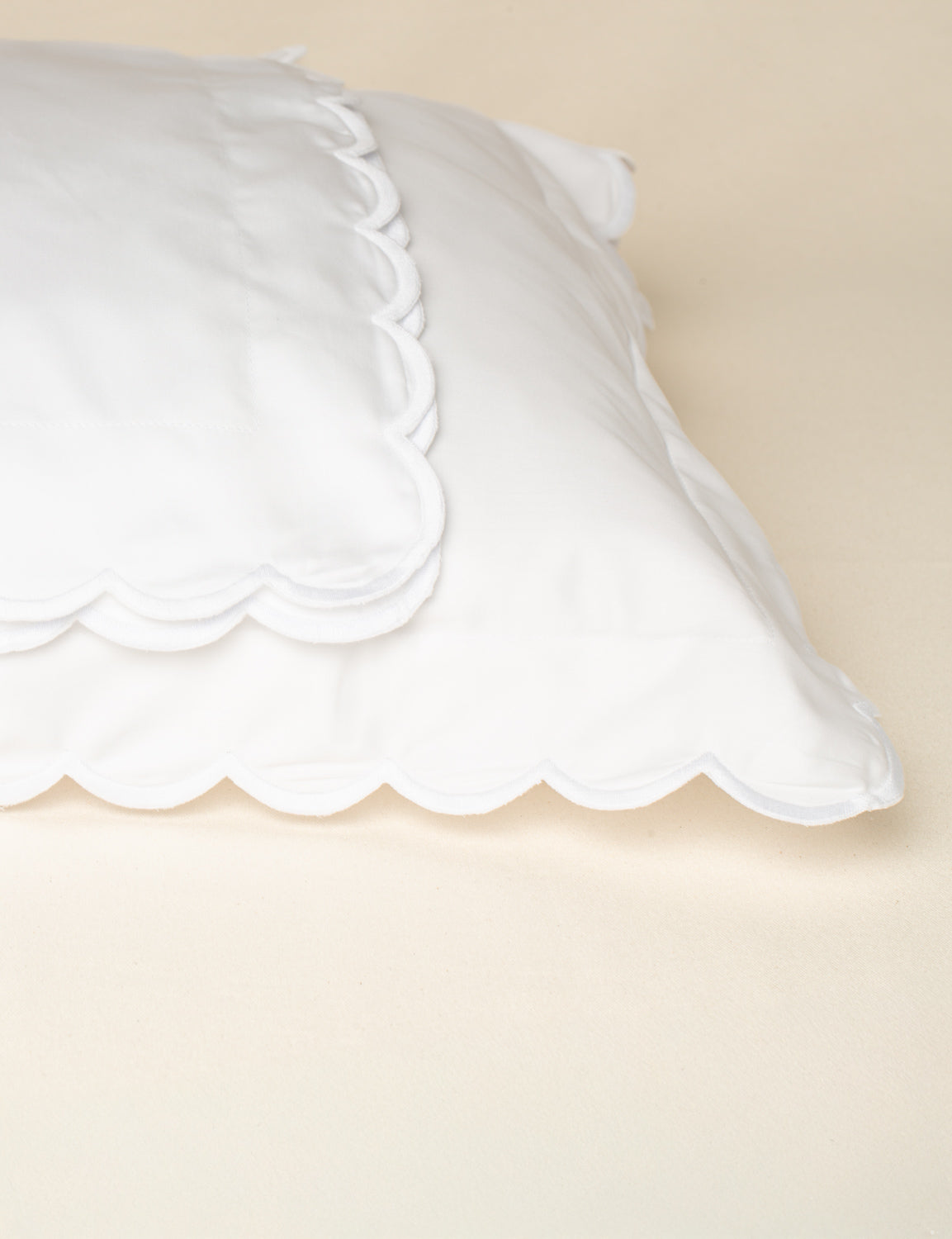 Fronha Salina 300 fios com Bordado na cor Branca