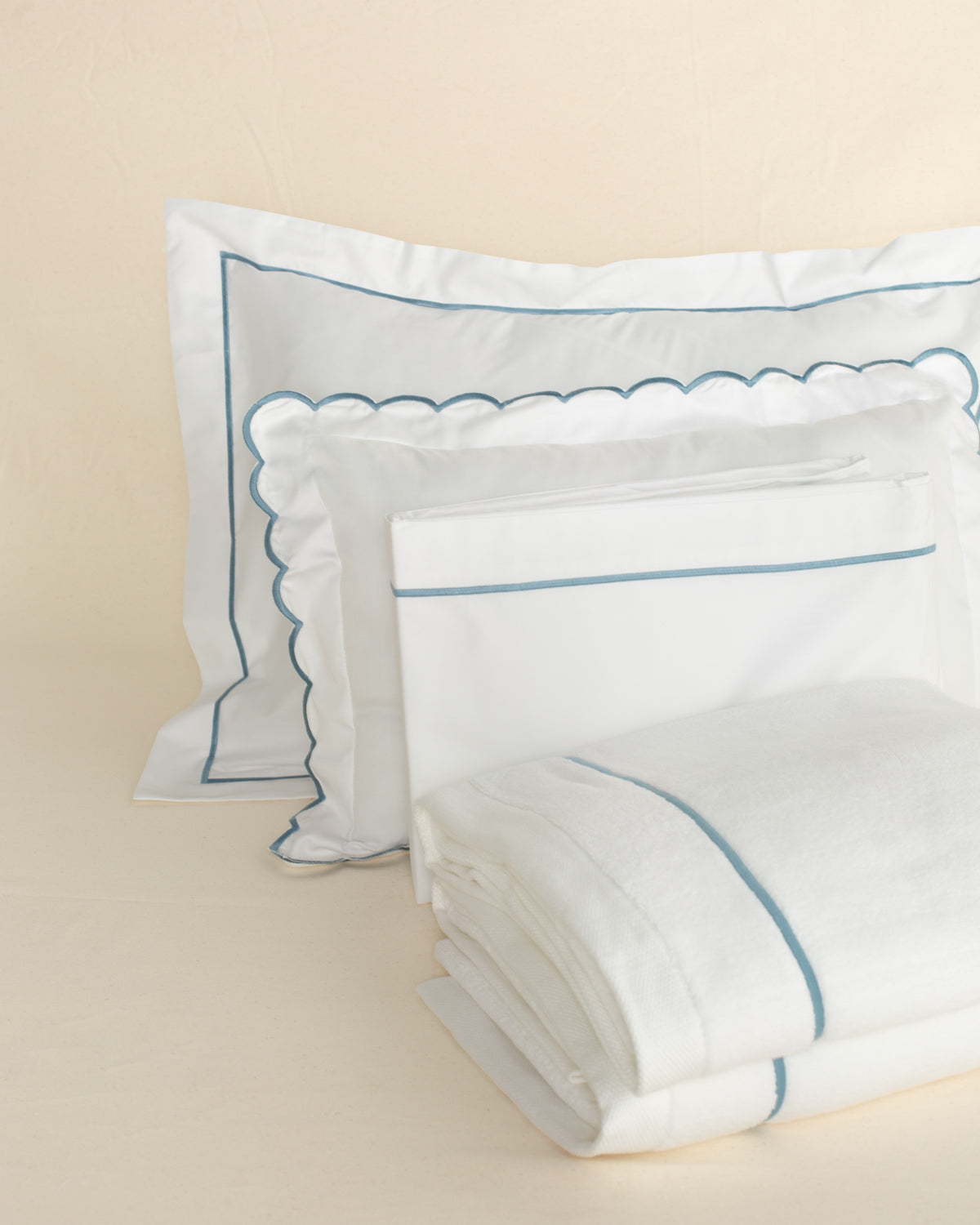 Toalha de Banho Puglia com Bordado na cor Azul Mar - Oversized