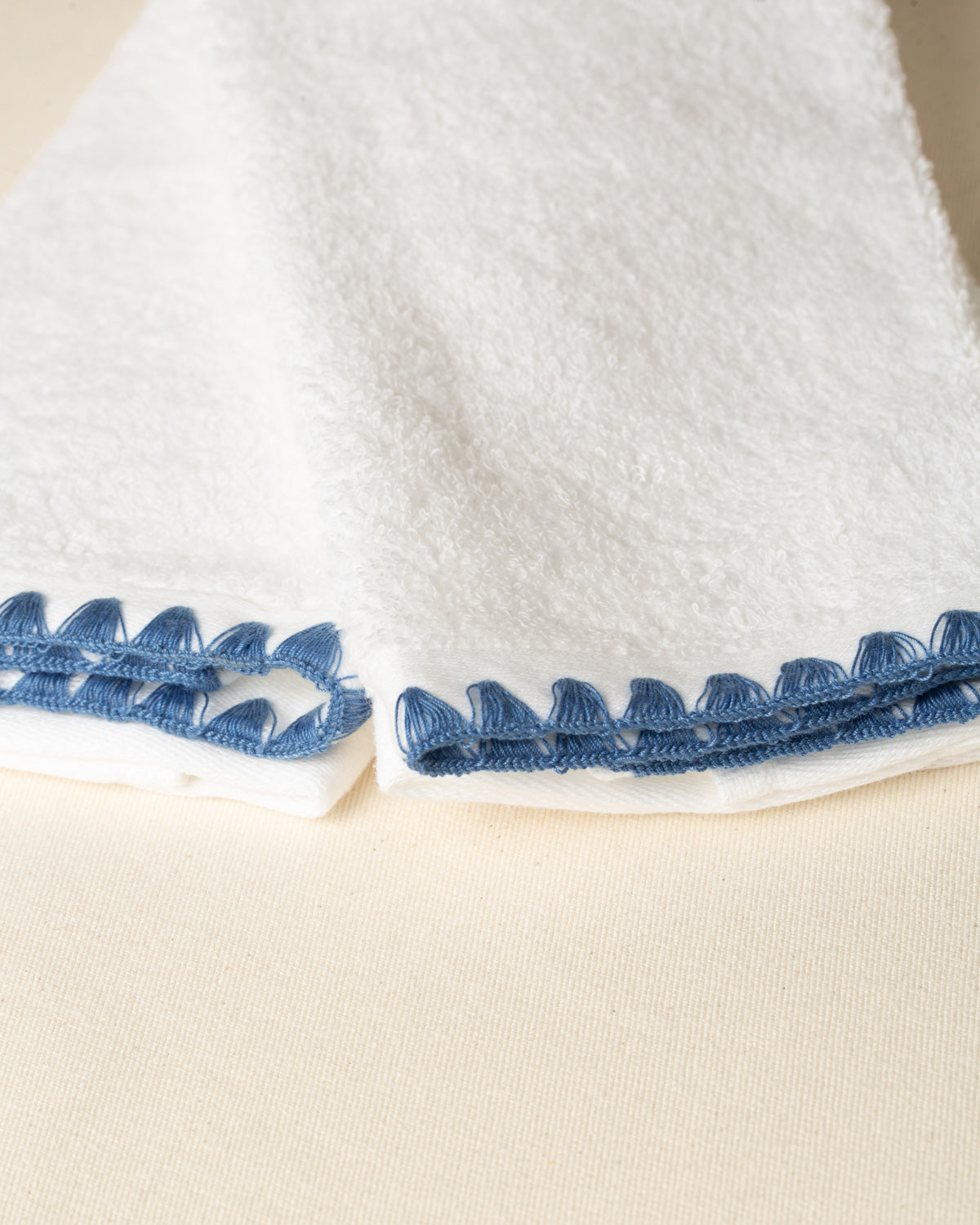 Toalha de Lavabo Sardenha com Bordado na cor Azul Jeans