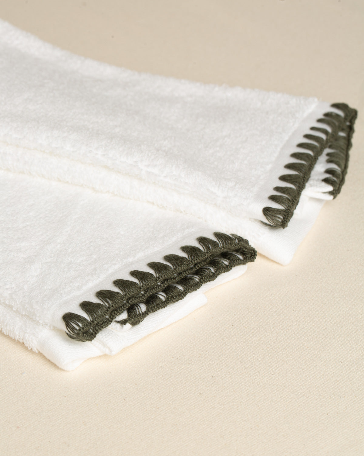 Toalha de Lavabo Sardenha com Bordado na cor Verde Oliva