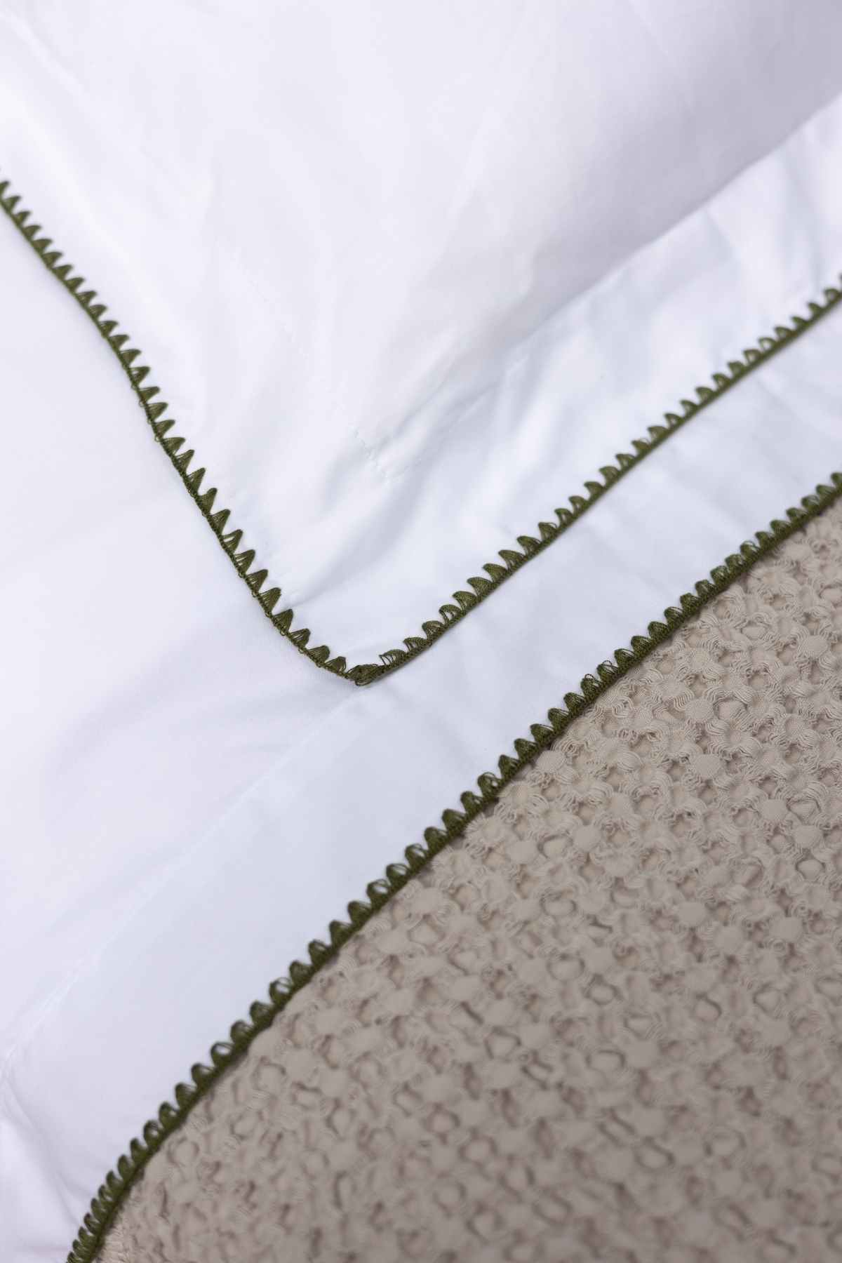 Fronha Overlock 300 fios com Bordado na cor Verde Oliva
