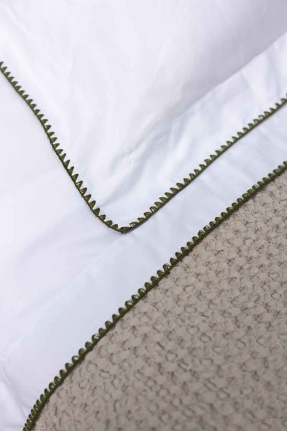 Fronha Overlock 300 fios com Bordado na cor Verde Oliva