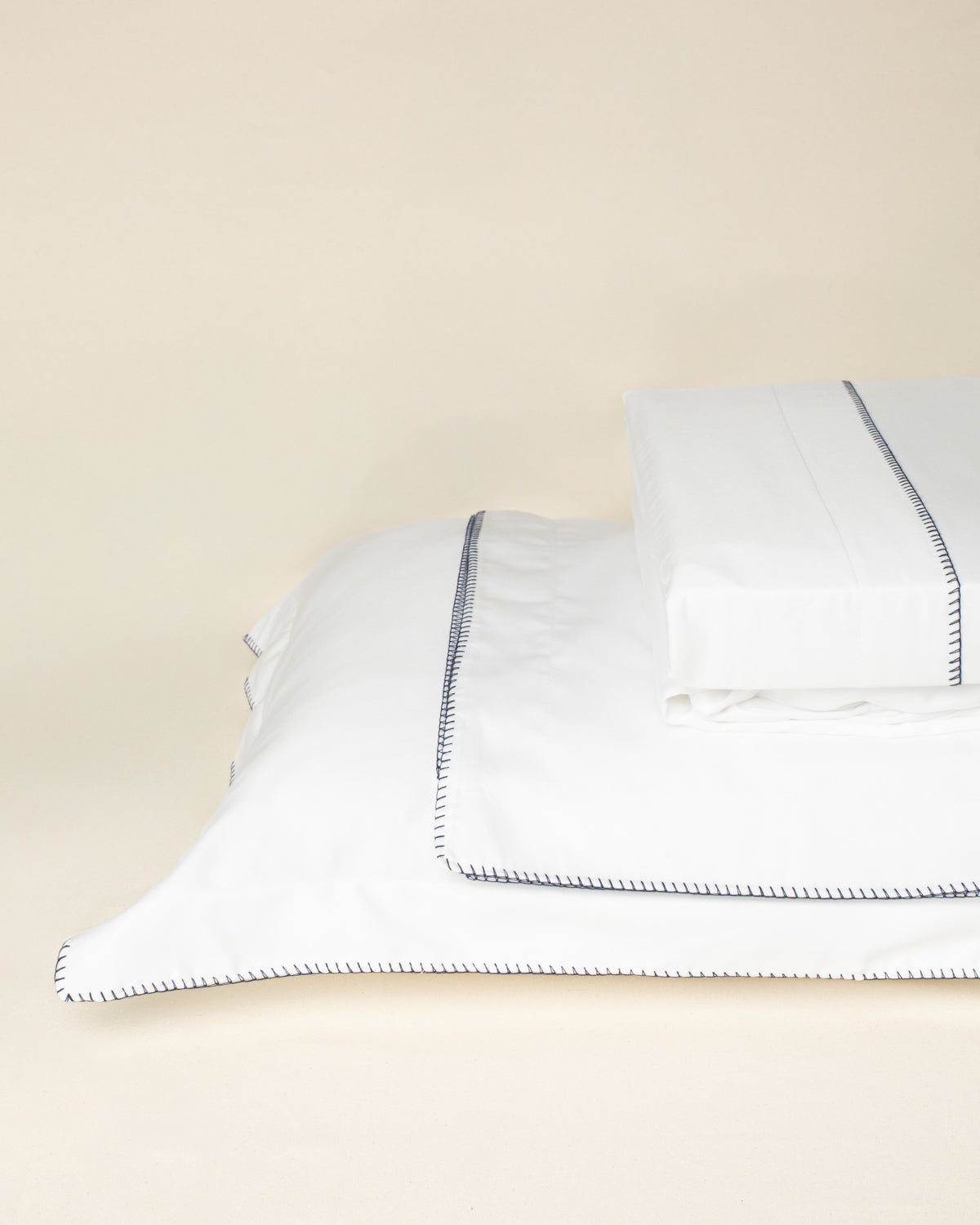 Jogo de Lençol Capri 300 fios com Bordado na cor Azul Marinho - King