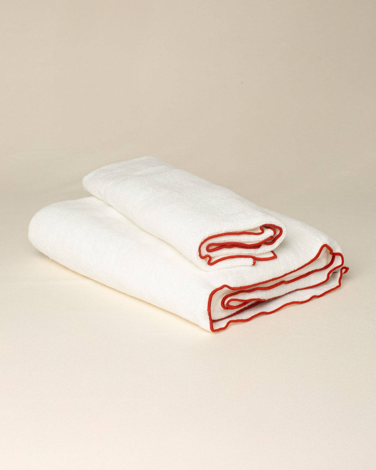 Toalha de Rosto Alicudi Off White com Bordado na cor Tijolo