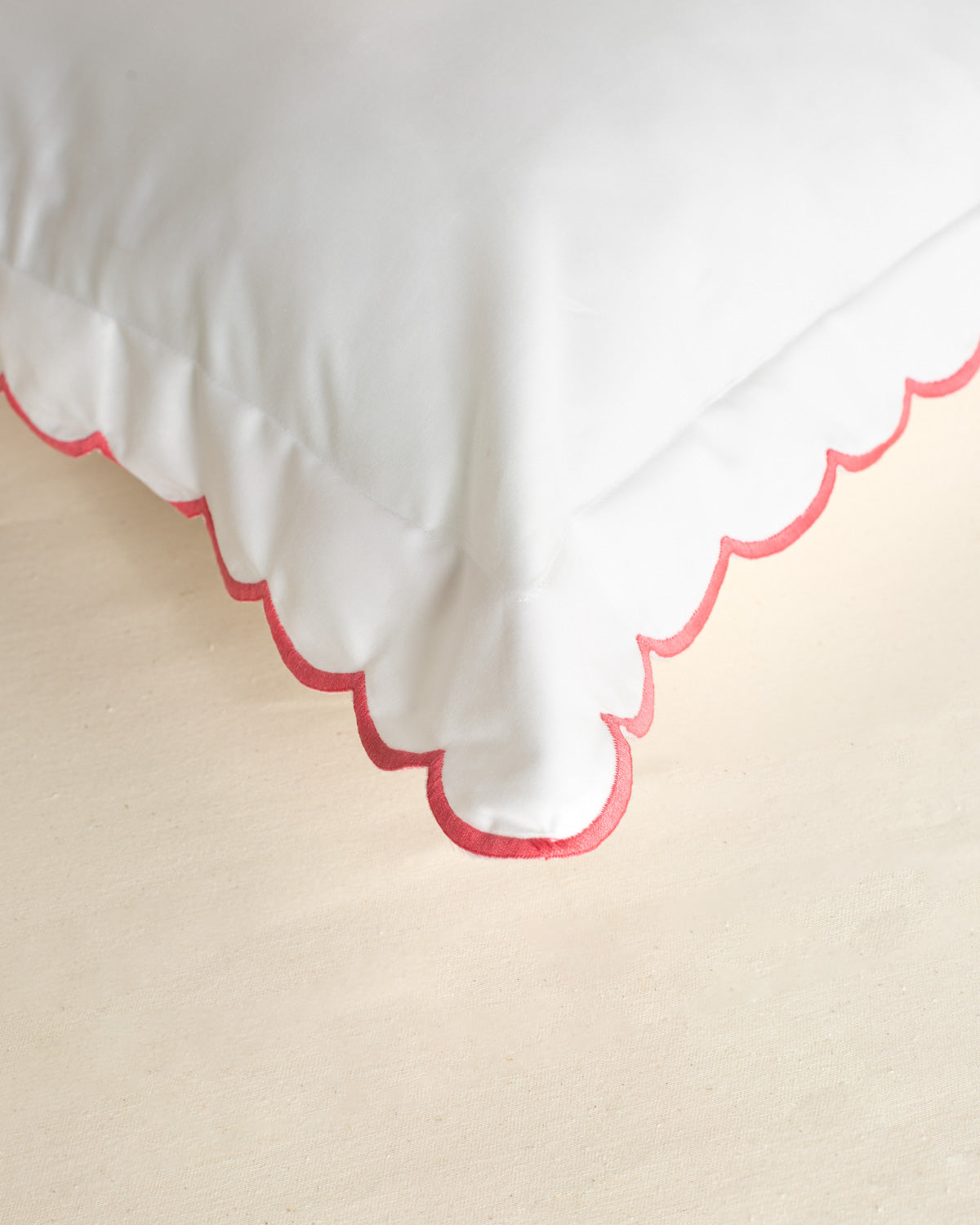 Fronha Salina 300 fios com Bordado na cor Rosa